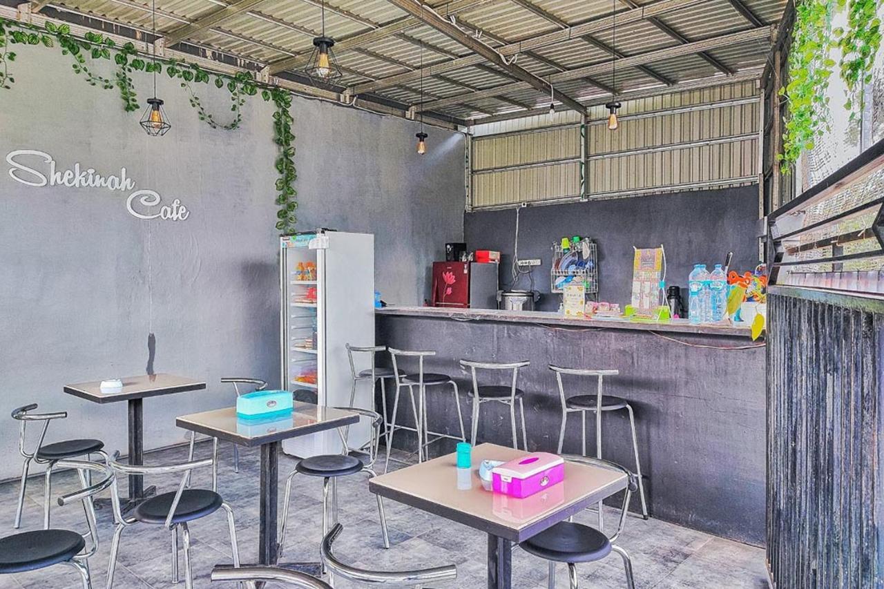 Shekinah Homestay & Cafe Waikabubak Mitra Reddoorz Dış mekan fotoğraf