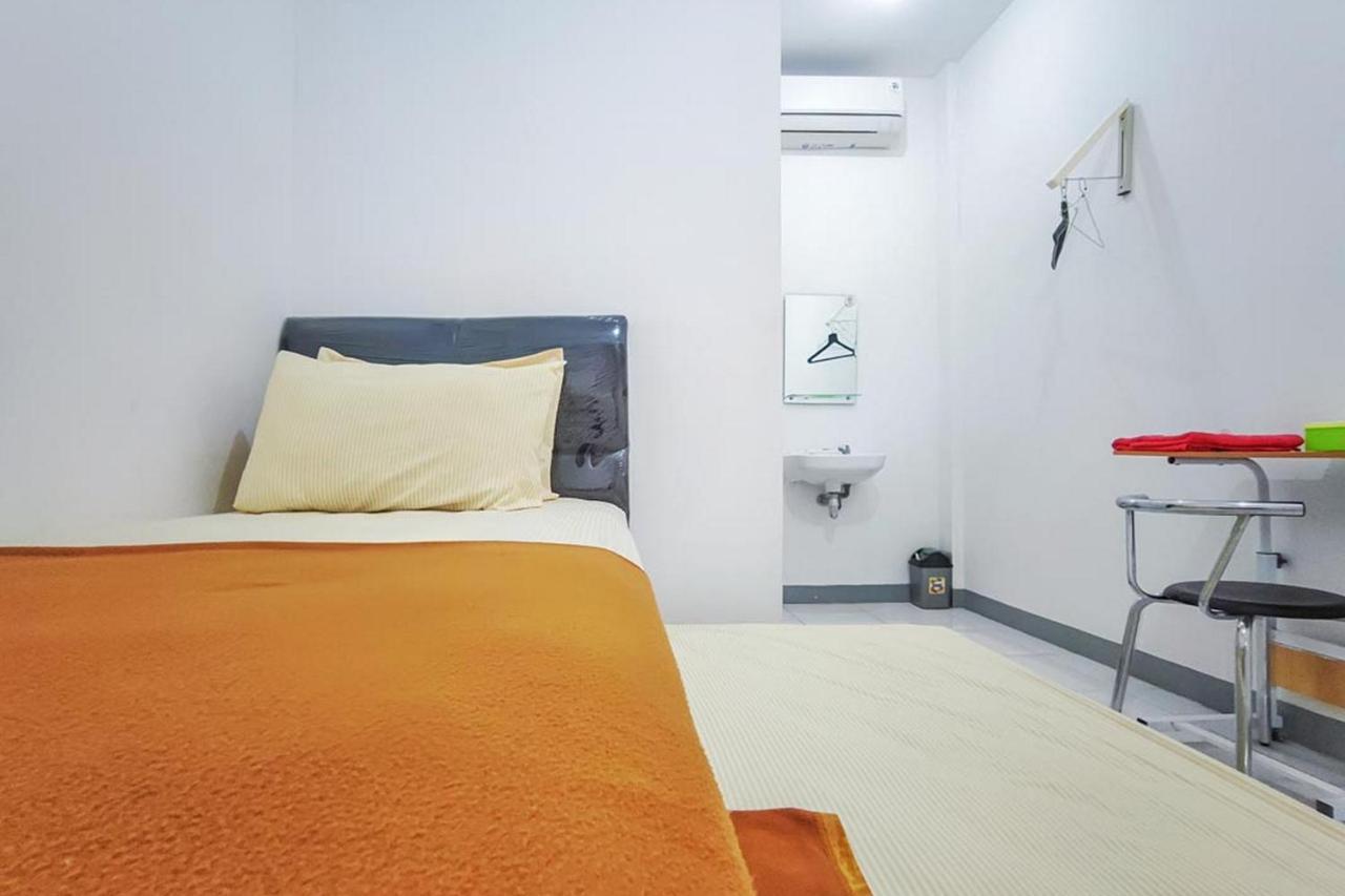 Shekinah Homestay & Cafe Waikabubak Mitra Reddoorz Dış mekan fotoğraf
